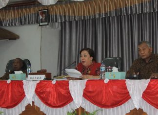 Kisruh Sidang Kode Etik DPRD Alor Diselesaikan Secara Internal Wakil Ketua I DPRD Alor Yulius Mantaon (kiri), Ketua DPRD Enny Anggrek (tengah) dan Wakil Ketua II Sulaiman Singh, ketika memimpin sidang Paripurna DPRD waktu lalu.