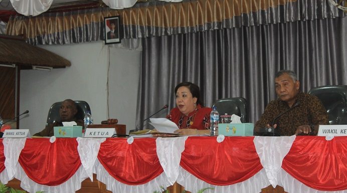 Kisruh Sidang Kode Etik DPRD Alor Diselesaikan Secara Internal Wakil Ketua I DPRD Alor Yulius Mantaon (kiri), Ketua DPRD Enny Anggrek (tengah) dan Wakil Ketua II Sulaiman Singh, ketika memimpin sidang Paripurna DPRD waktu lalu.