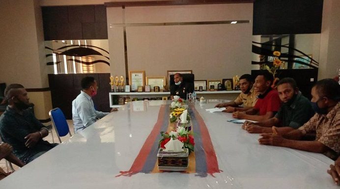 Desa Tude Bantah Tak Berniat Keluarkan Surat Keterangan Miskin Balita Tumor Jinak Warga Desa Tude dan Mahasiswa Pantar pekan lalu berdialog dengan Bupati Alor Drs. Amon Djobo terkait kasus dugaan korupsi beras Rastra 16 ton di Desa Tude Kecamatan Pantar Tengah. Bupati Alor pada prinsipnya mendukung kepolisian Alor, usut tuntas masalah itu. (Foto: FB Immawan Wens Lau).