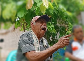 Kapolda NTT Diminta Awasi Kasus Korupsi Beras Raskin 16 Ton di Alor Tokoh Masyarakat Desa Tude, Eduard Well (kiri) menyampaikan keluhan lambannya proses hukum kasus dugaan korupsi Beras Rastra 16 ton di desanya, Jumat (10/7/2020) di Kalabahi.