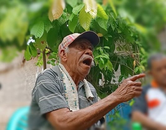 Kapolda NTT Diminta Awasi Kasus Korupsi Beras Raskin 16 Ton di Alor Tokoh Masyarakat Desa Tude, Eduard Well (kiri) menyampaikan keluhan lambannya proses hukum kasus dugaan korupsi Beras Rastra 16 ton di desanya, Jumat (10/7/2020) di Kalabahi.