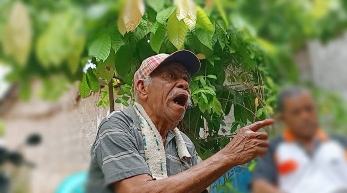 Kapolda NTT Diminta Awasi Kasus Korupsi Beras Raskin 16 Ton di Alor Tokoh Masyarakat Desa Tude, Eduard Well (kiri) menyampaikan keluhan lambannya proses hukum kasus dugaan korupsi Beras Rastra 16 ton di desanya, Jumat (10/7/2020) di Kalabahi.