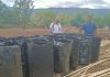 Forum Kader Bela Negara Dukung Lapas Buka Lahan Tidur di Alor NTT Anggota Forum Kader Bela Negara Lomboan Djahamou (ujung kiri) menyerahkan bantuan 20 unit drum air kepada Kepala Lapas Kelas II B Kalabahi Efendi Julianto, S.Sos.,SH.,M.Si (tengah) dan stafanya, Nixon, untuk mendukung pembukaan lahan tidur Lapas Mola yang berada di Kompleks Bungawaru, Minggu (12/7).