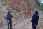 Anggota DPRD Alor Azer Laoepada Buka Jalan Baru di Mataru Anggota DPRD Alor Azer D. Laoepada, SM.SH (kanan) di dampingi Kasie Kecamatan Mataru Anton G. Atakari, pantau pembangunan jalan baru Falalang - Kileibakai di Kecamatan Mataru, Kamis (16/7).
