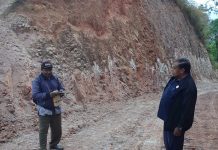 Anggota DPRD Alor Azer Laoepada Buka Jalan Baru di Mataru Anggota DPRD Alor Azer D. Laoepada, SM.SH (kanan) di dampingi Kasie Kecamatan Mataru Anton G. Atakari, pantau pembangunan jalan baru Falalang - Kileibakai di Kecamatan Mataru, Kamis (16/7).