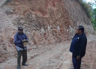 Anggota DPRD Alor Azer Laoepada Buka Jalan Baru di Mataru Anggota DPRD Alor Azer D. Laoepada, SM.SH (kanan) di dampingi Kasie Kecamatan Mataru Anton G. Atakari, pantau pembangunan jalan baru Falalang - Kileibakai di Kecamatan Mataru, Kamis (16/7).
