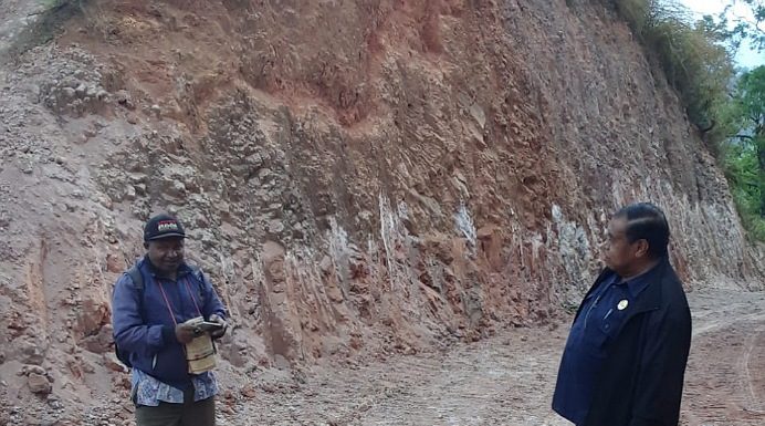 Anggota DPRD Alor Azer Laoepada Buka Jalan Baru di Mataru Anggota DPRD Alor Azer D. Laoepada, SM.SH (kanan) di dampingi Kasie Kecamatan Mataru Anton G. Atakari, pantau pembangunan jalan baru Falalang - Kileibakai di Kecamatan Mataru, Kamis (16/7).