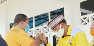 Laka Lena Tiba Alor Buka Musda Golkar Melki Laka Lena tiba di Bandara Mali Alor menggunakan pesawat Wings Air, Sabtu (25/7). Ia disapa Ir. Ansgerius Takalapeta.