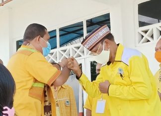 Laka Lena Tiba Alor Buka Musda Golkar Melki Laka Lena tiba di Bandara Mali Alor menggunakan pesawat Wings Air, Sabtu (25/7). Ia disapa Ir. Ansgerius Takalapeta.