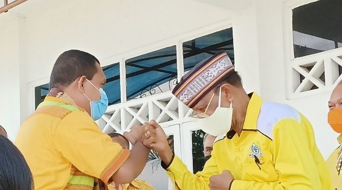 Laka Lena Tiba Alor Buka Musda Golkar Melki Laka Lena tiba di Bandara Mali Alor menggunakan pesawat Wings Air, Sabtu (25/7). Ia disapa Ir. Ansgerius Takalapeta.