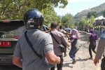 Jalan Provinsi Rusak, Warga Alor Cegat Gubernur NTT Warga Alor cegat Gubernur NTT di Alor Kecil, ketika dalam perjalanan menuju Alor Besar membuka acara Festival Al-Quran Tua , Kamis (30/7/2020). Aksi itu bentuk protes ruas jalan Provinsi Kalabahi - Kokar yang rusak sepanjang 24 km yang belum dibangun sesuai janji politik Gubernur Viktor di Pilkada 2018.