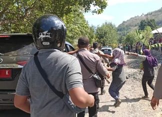 Jalan Provinsi Rusak, Warga Alor Cegat Gubernur NTT Warga Alor cegat Gubernur NTT di Alor Kecil, ketika dalam perjalanan menuju Alor Besar membuka acara Festival Al-Quran Tua , Kamis (30/7/2020). Aksi itu bentuk protes ruas jalan Provinsi Kalabahi - Kokar yang rusak sepanjang 24 km yang belum dibangun sesuai janji politik Gubernur Viktor di Pilkada 2018.