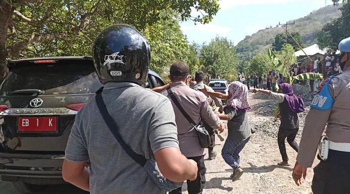 Jalan Provinsi Rusak, Warga Alor Cegat Gubernur NTT Warga Alor cegat Gubernur NTT di Alor Kecil, ketika dalam perjalanan menuju Alor Besar membuka acara Festival Al-Quran Tua , Kamis (30/7/2020). Aksi itu bentuk protes ruas jalan Provinsi Kalabahi - Kokar yang rusak sepanjang 24 km yang belum dibangun sesuai janji politik Gubernur Viktor di Pilkada 2018.