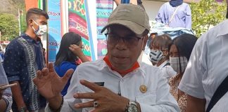 Dana Rp 19 Miliar Bagun Jalan Kalabahi-Kokar Hilang Gegara Covid-19 Kepala Dinas PU Provinsi NTT Ir. Maxi Nenabu, MT, diwawancarai wartawan soal jalan Kalabahi-Kokar, Kamis (30/7) di sela acara Festival Al-Qur'an Tua, Alor Besar.