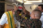 Mungkinkah Golkar Usung Pally – Singh di Pilkada Alor? Begini Kata Laka Lena Drs. Simeon Th. Pally memakaikan pakaian adat Alor-Pantar kepada Melky Laka Lena di Simphony Hotel Kalabahi, Minggu (26/7). Pakaian adat itu simbol penghargaan dan ucapan terima kasih Simeon Pally kepada Melky Laka Lena karena sudah menyumbang alat pelindung diri (APD) untuk para medis di Kabupaten Alor baru-baru ini.