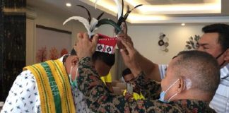 Mungkinkah Golkar Usung Pally – Singh di Pilkada Alor? Begini Kata Laka Lena Drs. Simeon Th. Pally memakaikan pakaian adat Alor-Pantar kepada Melky Laka Lena di Simphony Hotel Kalabahi, Minggu (26/7). Pakaian adat itu simbol penghargaan dan ucapan terima kasih Simeon Pally kepada Melky Laka Lena karena sudah menyumbang alat pelindung diri (APD) untuk para medis di Kabupaten Alor baru-baru ini.