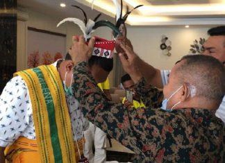 Mungkinkah Golkar Usung Pally – Singh di Pilkada Alor? Begini Kata Laka Lena Drs. Simeon Th. Pally memakaikan pakaian adat Alor-Pantar kepada Melky Laka Lena di Simphony Hotel Kalabahi, Minggu (26/7). Pakaian adat itu simbol penghargaan dan ucapan terima kasih Simeon Pally kepada Melky Laka Lena karena sudah menyumbang alat pelindung diri (APD) untuk para medis di Kabupaten Alor baru-baru ini.