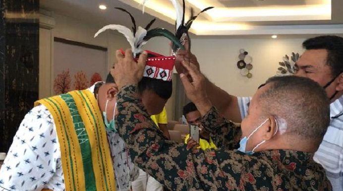 Mungkinkah Golkar Usung Pally – Singh di Pilkada Alor? Begini Kata Laka Lena Drs. Simeon Th. Pally memakaikan pakaian adat Alor-Pantar kepada Melky Laka Lena di Simphony Hotel Kalabahi, Minggu (26/7). Pakaian adat itu simbol penghargaan dan ucapan terima kasih Simeon Pally kepada Melky Laka Lena karena sudah menyumbang alat pelindung diri (APD) untuk para medis di Kabupaten Alor baru-baru ini.