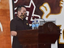 Perindo Minta Gubernur NTT Prioritas Kesejahteraan Dokter dan Jalan Provinsi di Alor Wakil Ketua Fraksi Perindo DPRD NTT Rocky Winaryo ketika membaca pandangan Fraksi dalam sidang Paripurna DPRD, Rabu (8/7) di Gedung DPRD NTT, Jalan El Tari Kota Kupang. (Foto: doc Rocky Winaryo).