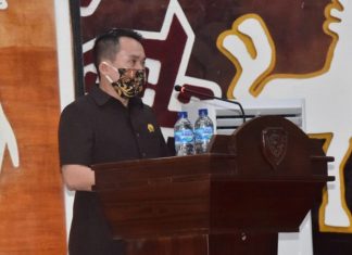 Perindo Minta Gubernur NTT Prioritas Kesejahteraan Dokter dan Jalan Provinsi di Alor Wakil Ketua Fraksi Perindo DPRD NTT Rocky Winaryo ketika membaca pandangan Fraksi dalam sidang Paripurna DPRD, Rabu (8/7) di Gedung DPRD NTT, Jalan El Tari Kota Kupang. (Foto: doc Rocky Winaryo).