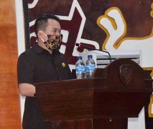 Perindo Minta Gubernur NTT Prioritas Kesejahteraan Dokter dan Jalan Provinsi di Alor Wakil Ketua Fraksi Perindo DPRD NTT Rocky Winaryo ketika membaca pandangan Fraksi dalam sidang Paripurna DPRD, Rabu (8/7) di Gedung DPRD NTT, Jalan El Tari Kota Kupang. (Foto: doc Rocky Winaryo).
