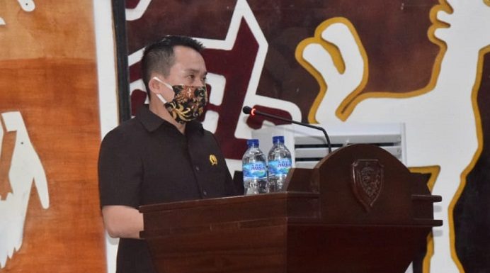 Perindo Minta Gubernur NTT Prioritas Kesejahteraan Dokter dan Jalan Provinsi di Alor Wakil Ketua Fraksi Perindo DPRD NTT Rocky Winaryo ketika membaca pandangan Fraksi dalam sidang Paripurna DPRD, Rabu (8/7) di Gedung DPRD NTT, Jalan El Tari Kota Kupang. (Foto: doc Rocky Winaryo).