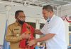 Pemerintah Apresiasi KBPM Untrib Tahun 2020 Rektor Untrib Alvons F. Gorang, S.Sos.,MM memberikan cindera mata sehelai salendang kepada Wabup Alor Imran Duru, S.Pd usai membuka acara pembekalan KBPM Untrib Tahun 2020, Senin (27/7) di halaman kampus Untrib, Kalabahi.
