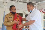 Pemerintah Apresiasi KBPM Untrib Tahun 2020 Rektor Untrib Alvons F. Gorang, S.Sos.,MM memberikan cindera mata sehelai salendang kepada Wabup Alor Imran Duru, S.Pd usai membuka acara pembekalan KBPM Untrib Tahun 2020, Senin (27/7) di halaman kampus Untrib, Kalabahi.