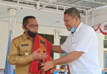 Pemerintah Apresiasi KBPM Untrib Tahun 2020 Rektor Untrib Alvons F. Gorang, S.Sos.,MM memberikan cindera mata sehelai salendang kepada Wabup Alor Imran Duru, S.Pd usai membuka acara pembekalan KBPM Untrib Tahun 2020, Senin (27/7) di halaman kampus Untrib, Kalabahi.