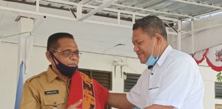 Pemerintah Apresiasi KBPM Untrib Tahun 2020 Rektor Untrib Alvons F. Gorang, S.Sos.,MM memberikan cindera mata sehelai salendang kepada Wabup Alor Imran Duru, S.Pd usai membuka acara pembekalan KBPM Untrib Tahun 2020, Senin (27/7) di halaman kampus Untrib, Kalabahi.