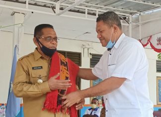 Pemerintah Apresiasi KBPM Untrib Tahun 2020 Rektor Untrib Alvons F. Gorang, S.Sos.,MM memberikan cindera mata sehelai salendang kepada Wabup Alor Imran Duru, S.Pd usai membuka acara pembekalan KBPM Untrib Tahun 2020, Senin (27/7) di halaman kampus Untrib, Kalabahi.