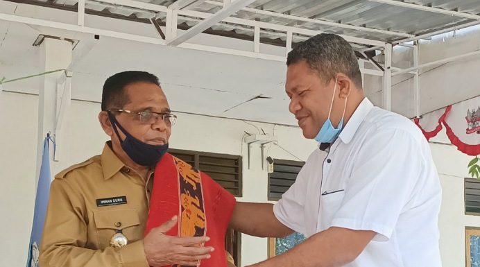 Pemerintah Apresiasi KBPM Untrib Tahun 2020 Rektor Untrib Alvons F. Gorang, S.Sos.,MM memberikan cindera mata sehelai salendang kepada Wabup Alor Imran Duru, S.Pd usai membuka acara pembekalan KBPM Untrib Tahun 2020, Senin (27/7) di halaman kampus Untrib, Kalabahi.