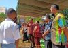 HUT 40, SMK 1 Kalabahi Usung Thema, Baktiku untuk Generasi Cerdas Korwas SMA/SMK Kabupaten Alor, Drs. Angrith Akal, (ujung kiri), Kasek SMK N 1 Kalabahi Idaleta Laure, S.Pd (kedua kiri), Ketua Komite Jhon L. Maro (kedua kanan) dan perwakilan guru, disuguhkan kue ultah oleh para siswa di acara HUT SMK 1 ke 40, Kamis (30/7) di halaman sekolah, Lanbo, Desa Lendola, Kecamatan Teluk Mutiara.