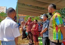 HUT 40, SMK 1 Kalabahi Usung Thema, Baktiku untuk Generasi Cerdas Korwas SMA/SMK Kabupaten Alor, Drs. Angrith Akal, (ujung kiri), Kasek SMK N 1 Kalabahi Idaleta Laure, S.Pd (kedua kiri), Ketua Komite Jhon L. Maro (kedua kanan) dan perwakilan guru, disuguhkan kue ultah oleh para siswa di acara HUT SMK 1 ke 40, Kamis (30/7) di halaman sekolah, Lanbo, Desa Lendola, Kecamatan Teluk Mutiara.