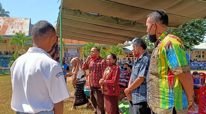 HUT 40, SMK 1 Kalabahi Usung Thema, Baktiku untuk Generasi Cerdas Korwas SMA/SMK Kabupaten Alor, Drs. Angrith Akal, (ujung kiri), Kasek SMK N 1 Kalabahi Idaleta Laure, S.Pd (kedua kiri), Ketua Komite Jhon L. Maro (kedua kanan) dan perwakilan guru, disuguhkan kue ultah oleh para siswa di acara HUT SMK 1 ke 40, Kamis (30/7) di halaman sekolah, Lanbo, Desa Lendola, Kecamatan Teluk Mutiara.