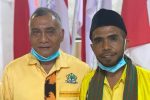 Sulaiman Singh Terpilih Pimpin Golkar Alor Sulaiman Singh (kiri) dan Sokan Teibang foto bersama pada Musda Golkar Alor ke X di Aula Watamelang Kalabahi, Sabtu (25/7).