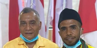 Sulaiman Singh Terpilih Pimpin Golkar Alor Sulaiman Singh (kiri) dan Sokan Teibang foto bersama pada Musda Golkar Alor ke X di Aula Watamelang Kalabahi, Sabtu (25/7).