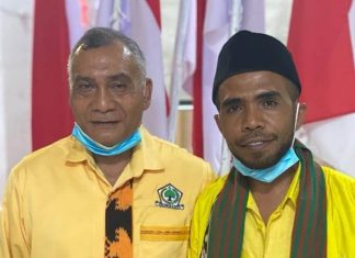 Sulaiman Singh Terpilih Pimpin Golkar Alor Sulaiman Singh (kiri) dan Sokan Teibang foto bersama pada Musda Golkar Alor ke X di Aula Watamelang Kalabahi, Sabtu (25/7).