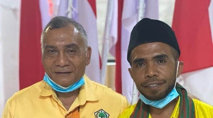 Sulaiman Singh Terpilih Pimpin Golkar Alor Sulaiman Singh (kiri) dan Sokan Teibang foto bersama pada Musda Golkar Alor ke X di Aula Watamelang Kalabahi, Sabtu (25/7).