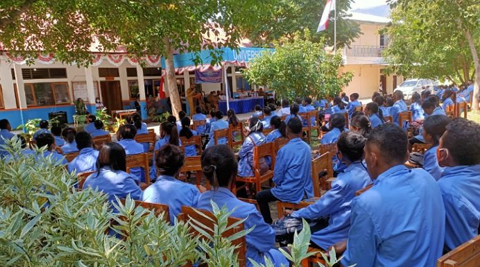 Covid-19, 236 Mahasiswa Untrib KBPM Hanya Sebulan Wakil Bupati Alor Imran Duru, S.Pd buka acara KBPM Untrib, Senin (27/7) di halaman Kampus Untrib.