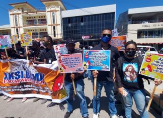 Kapolda NTT Didesak Hentikan Penyelidikan Kasus Wartawan Rote dan Alor Forum Wartawan NTT gelar aksi unjuk rasa tolak karya pers dipidana, Senin (31/8) di Mapolda NTT, Kota Kupang.