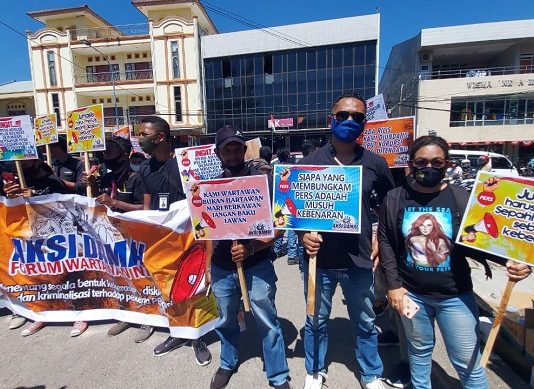 Kapolda NTT Didesak Hentikan Penyelidikan Kasus Wartawan Rote dan Alor Forum Wartawan NTT gelar aksi unjuk rasa tolak karya pers dipidana, Senin (31/8) di Mapolda NTT, Kota Kupang.