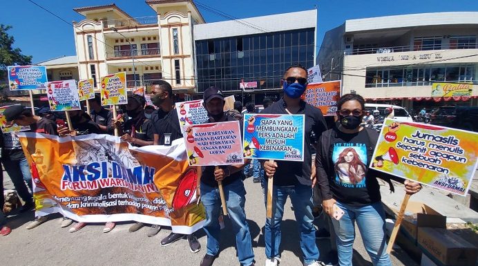 Kapolda NTT Didesak Hentikan Penyelidikan Kasus Wartawan Rote dan Alor Forum Wartawan NTT gelar aksi unjuk rasa tolak karya pers dipidana, Senin (31/8) di Mapolda NTT, Kota Kupang.
