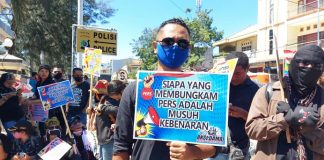 Forum Wartawan NTT Aksi Tolak Karya Pers Dipidana Forum Wartawan NTT gelar aksi tolak dua wartawan dipidana, Senin (31/8) di Mapolda NTT, Kota Kupang.