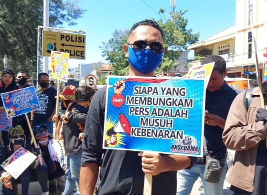 Forum Wartawan NTT Aksi Tolak Karya Pers Dipidana Forum Wartawan NTT gelar aksi tolak dua wartawan dipidana, Senin (31/8) di Mapolda NTT, Kota Kupang.