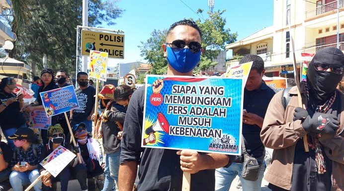 Forum Wartawan NTT Aksi Tolak Karya Pers Dipidana Forum Wartawan NTT gelar aksi tolak dua wartawan dipidana, Senin (31/8) di Mapolda NTT, Kota Kupang.