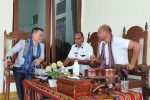 Bupati Alor Usul Gubernur, Dana Jalan Kokar-Mali Dialihkan ke Kalabahi-Kokar Gubernur NTT Viktor Bungtilu Laiskodat (kanan), Bupati Alor Drs. Amon Djobo (tengah) dan Anggota DPRD NTT Rocky Winaryo duduk di rumah adat Uma Pusung Rebong pada acara Festival Al-Qur'an Tua di Alor Besar, Kamis (30/7/2020) siang.