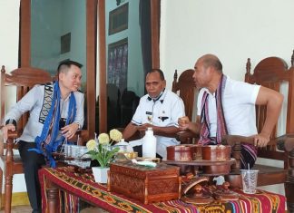 Bupati Alor Usul Gubernur, Dana Jalan Kokar-Mali Dialihkan ke Kalabahi-Kokar Gubernur NTT Viktor Bungtilu Laiskodat (kanan), Bupati Alor Drs. Amon Djobo (tengah) dan Anggota DPRD NTT Rocky Winaryo duduk di rumah adat Uma Pusung Rebong pada acara Festival Al-Qur'an Tua di Alor Besar, Kamis (30/7/2020) siang.