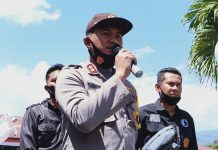 Polisi Resmi Tetapkan Kepala BMKG Alor Tersangka Kasus Dugaan Asusila Kapolres Alor AKBP Agustinus Chrismas Tri Suryanto, S.IK, mejelaskan status hukum kasus asusila di BMKG Alor kepada para demonstrans mahasiswa di Mapolres Alor, Selasa (11/8/2020).