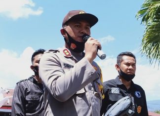 Polisi Resmi Tetapkan Kepala BMKG Alor Tersangka Kasus Dugaan Asusila Kapolres Alor AKBP Agustinus Chrismas Tri Suryanto, S.IK, mejelaskan status hukum kasus asusila di BMKG Alor kepada para demonstrans mahasiswa di Mapolres Alor, Selasa (11/8/2020).